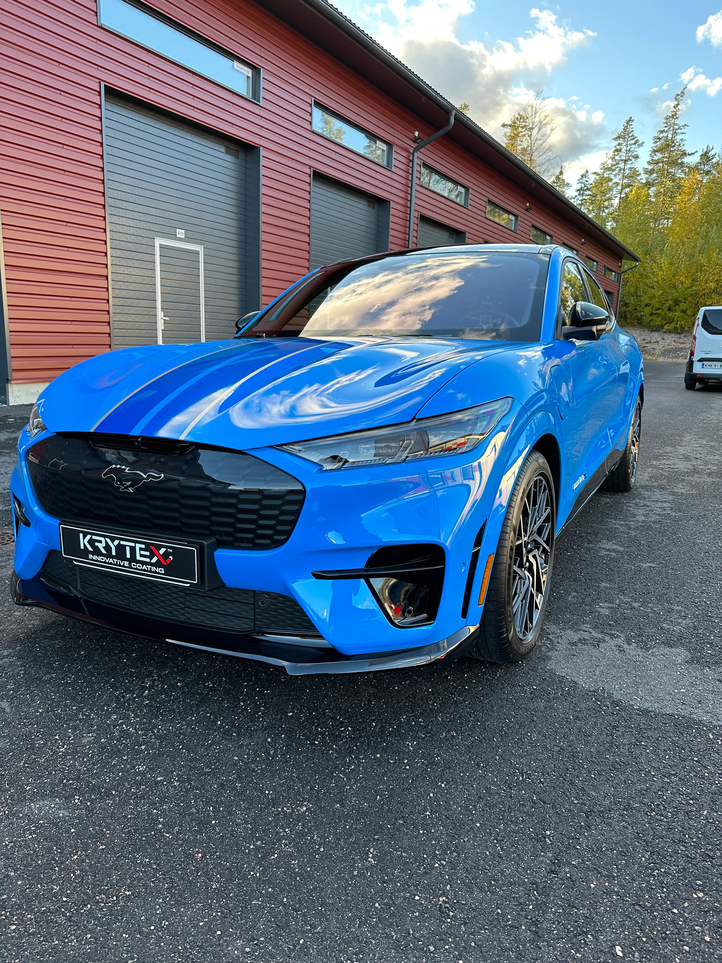 Keraaminen Pinnoite Suojaa Autosi Maalipintaa 7 Keraaminen Pinnoite Uudelle Autolle – Sininen Auto Viimeistelyssä